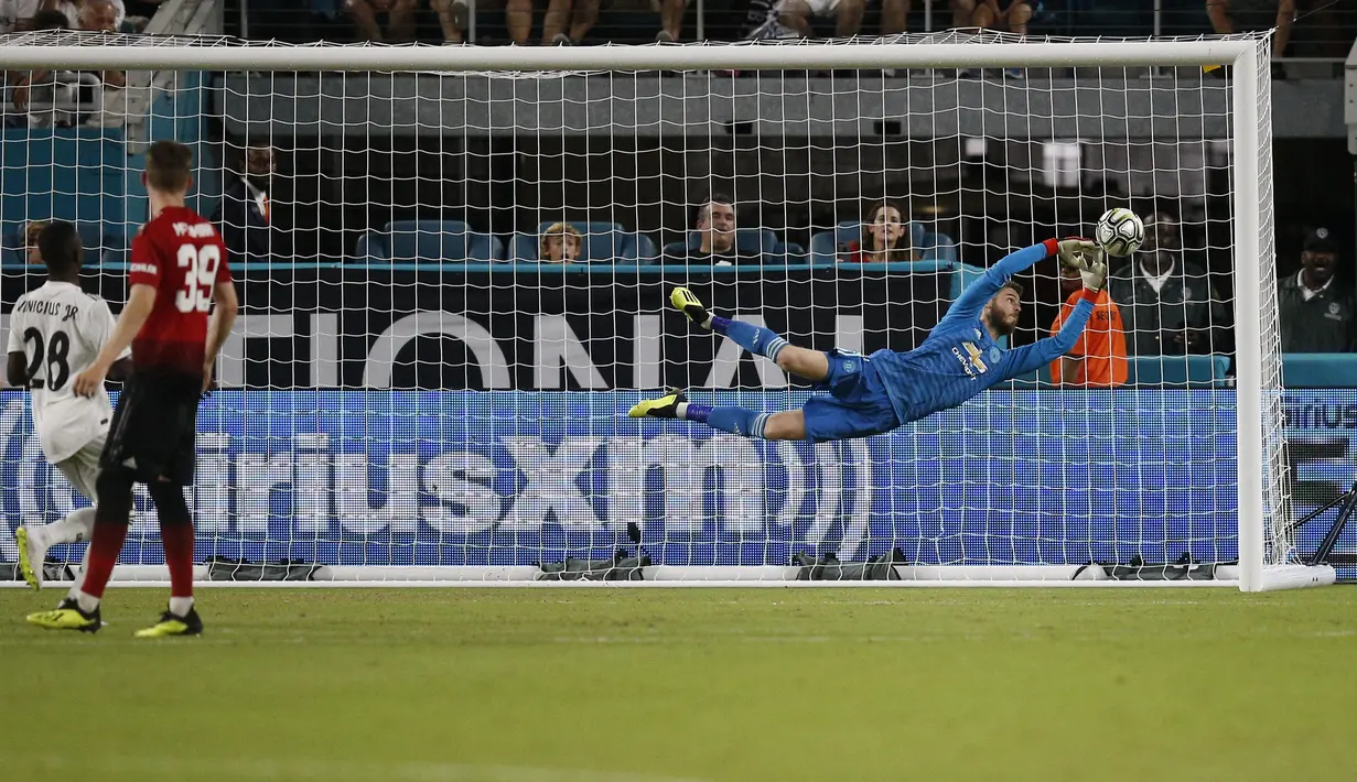 Kiper Manchester United, David De Gea, berusaha menangkap bola saat melawan Real Madrid pada laga ICC 2018 di Miami Gardens, Rabu (1/8/2018). Manchester United menang 2-1 atas Real Madrid. (AP/Brynn Anderson)