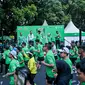 Pj Wali Kota Bandung Bambang Tirtoyuliono (tengah) melepas peserta MILO ACTIV Indonesia Race 2024 Bandung Series. (Istimewa)