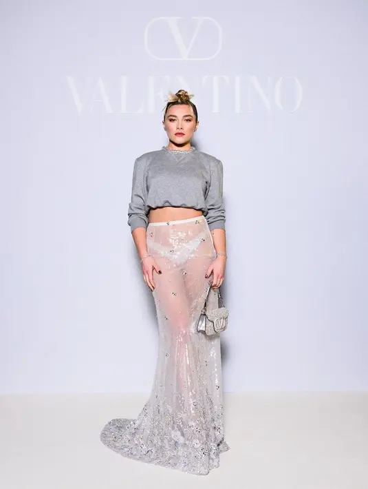 Begitu juga tampilan Florence Pugh di show Valentino Paris Fashion Week. Dengan rok transparan yang memperlihatkan undewear.