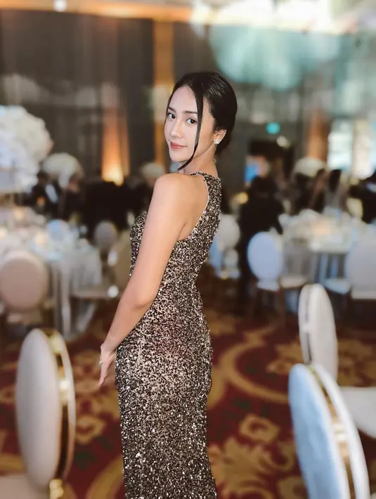 Parasnya yang menawan, membuat pemilik nama asli Nur Amalina Hayati itu selalu jadi pusat perhatian. Busana apapun yang dikenakannya saat kondangan tak lepas dari bahan perbincangan. Anya selalu tampil stunning, baik dengan gaun cetar maupun busana yang simpel. (Liputan6.com/IG/@anyageraldine)