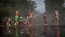 <p>Anak-anak bersantai di Taman Madrid Rio, Madrid, Spanyol, 12 Juli 2023. Lebih dari 10 wilayah Spanyol berada dalam siaga merah untuk hari kedua gelombang panas terbaru, dengan suhu mencapai 40 derajat Celcius. (AP Photo/Manu Fernandez)</p>