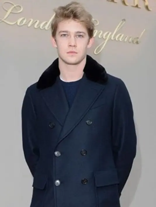 Tidak sampai di situ, hubungan Joe Alwyn dan Taylor Swift berlanjut setelah Bella Hadid berperan untuk membuat keduanya jauh lebih dekat. Pasalnya saat itu Bella dan joe melakukan sesi pemotretan sebuah majalah. (Instagram/joealwynbrasil)