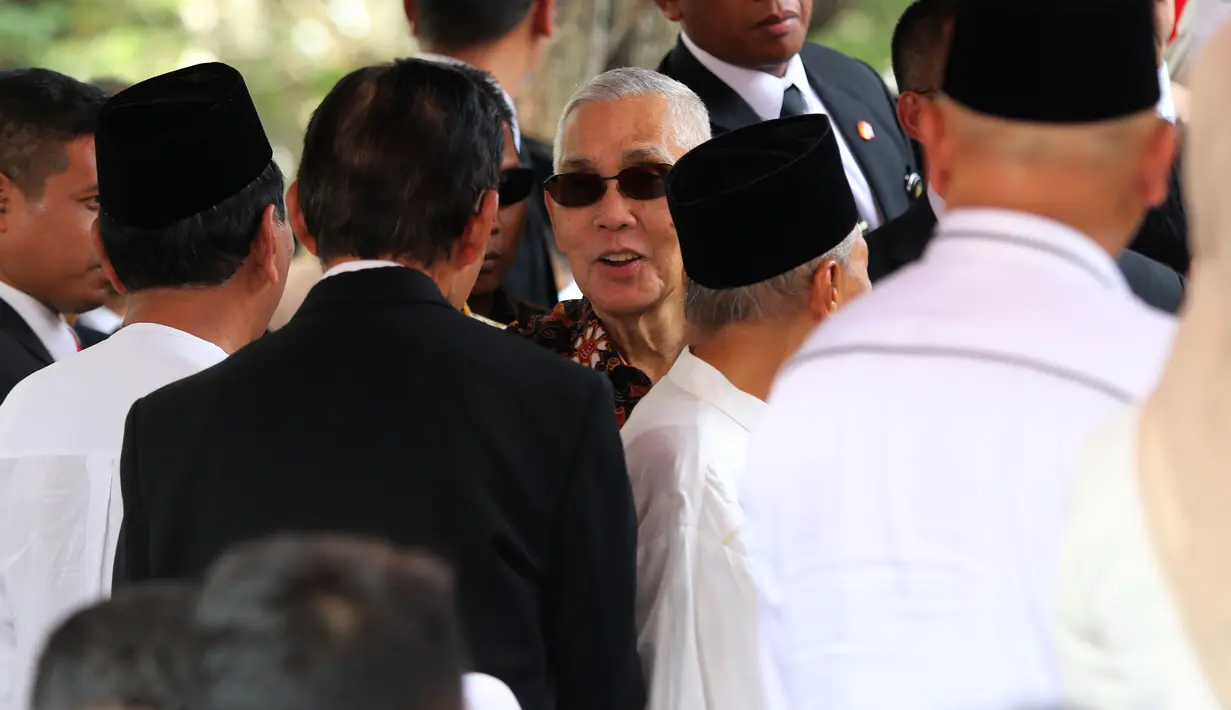 Wakil Presiden ke-6 RI Try Sutrisno saat menghadiri pemakaman Presiden ke-3 RI BJ Habibie di TMP Kalibata, Jakarta, Kamis (12/9/2019). Upacara pemakaman Habibie dipimpin langsung oleh Presiden Joko Widodo. (Liputan6.com/Herman Zakharia)