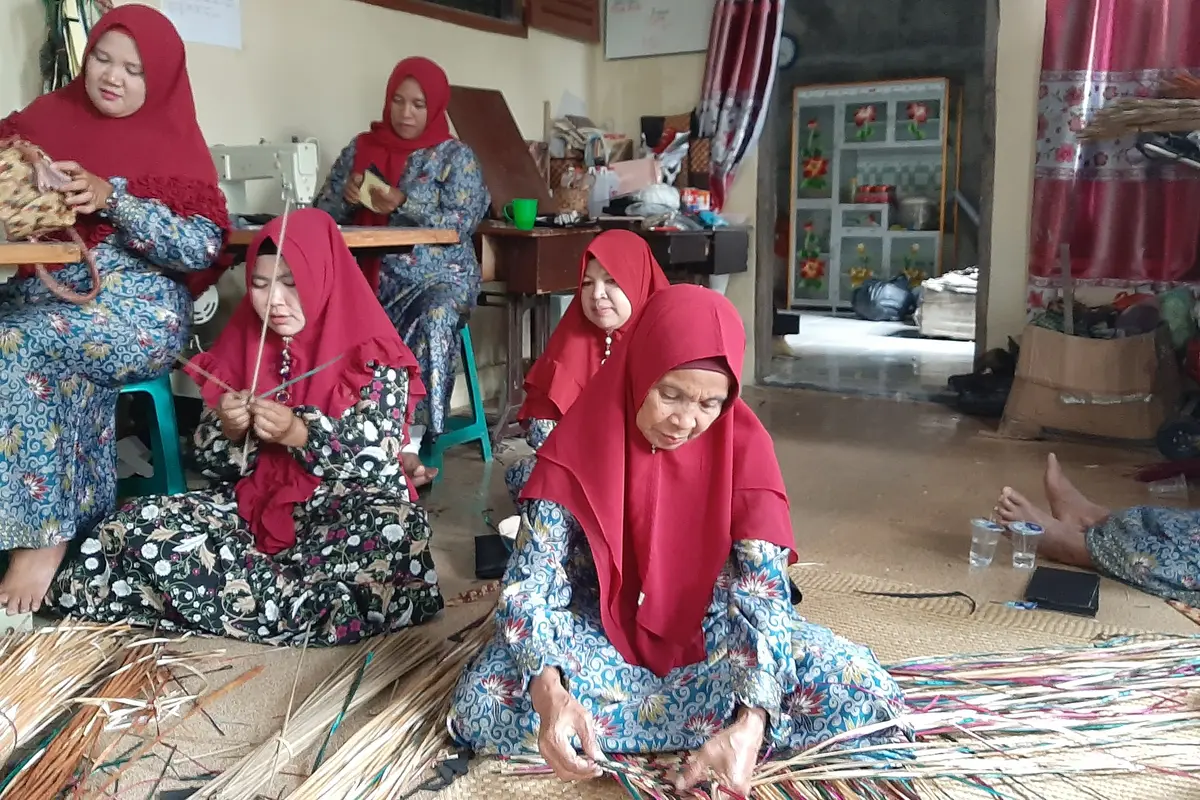 Emak-Emak Ubah Gulma Jadi Anyaman Cantik