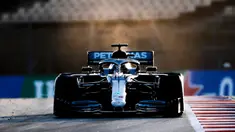 Pembalap Mercedes-AMG Petronas Lewis Hamilton saat tes pramusim Formula 1 (F1) hari pertama di Circuit de Catalunya, Montmelo, Spanyol, Rabu (19/2/2020). Juara dunia F1 tiga musim terakhir tersebut mencatatkan waktu 1 menit 16,976 detik. (AP Photo/Joan Monfort)