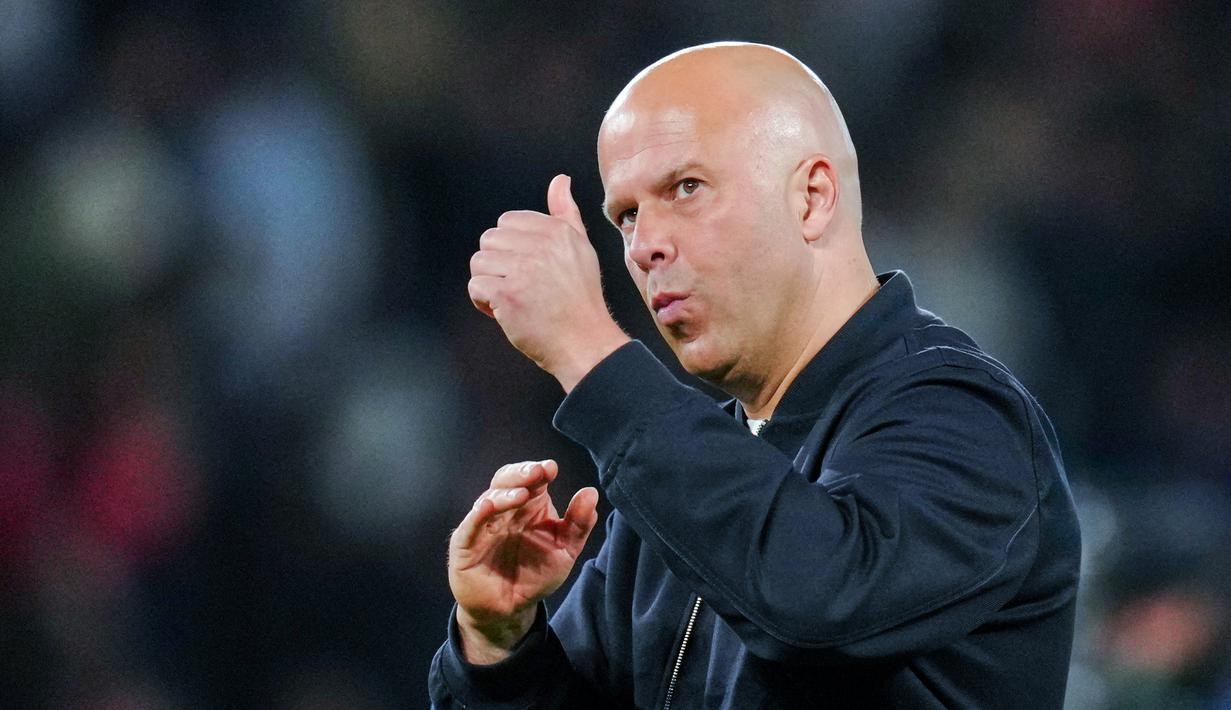 Pelatih Liverpool, Arne Slot, tampak santai setelah skuad asuhannya kalah dengan skor 0-2 saat bertemu PSG pada leg pertama perempat final Liga Champions di Parc des Princes, Paris hari Kamis (09/04/2026) dini hari WIB. (AP Photo/Aurelien Morissard)