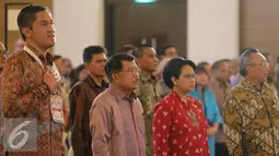 Wapres Jusuf Kalla bersama Menlu Retno Marsudi saat pembukaan Kongres ke-3 Diaspora Indonesia di Jakarta, Rabu (12/8). Kongres yang berlangsung selama 12-14 Agustus 2014 tersebut mengusung tema "Diaspora Bakti Bangsa". (Liputan6.com/Faizal Fanani)