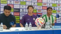 Pelatih PSS Sleman,&nbsp;Pieter Huistra (tengah), dalam jumpa pers jelang duel melawan Barito Putera pada laga pekan ke-25 BRI Liga 1 di Stadion Manahan, Solo, Senin (3/3/2025) malam WIB. (Bola.com/Ana Dewi)
&nbsp;
