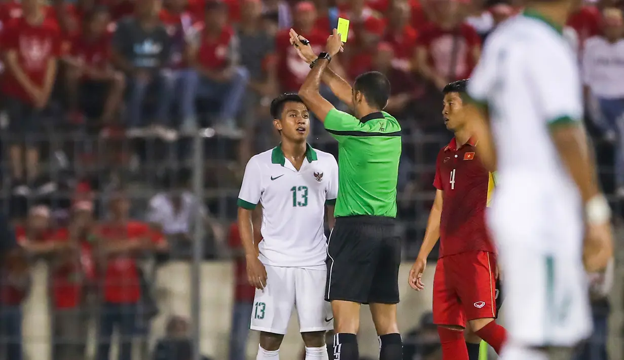 Ekspresi gelandang Febri Hariyadi saat menerima kartu kuning dari wasit pada pertandingan melawan Vietnam di SEA Games 2017 di Stadion MPS, Slangor, Malaysia, (22/8). (AP Photo/Adrian Hoe)