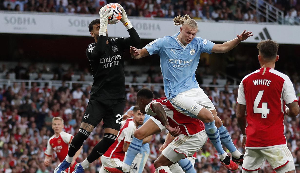 Kiper Arsenal, David Raya (kiri) berebut bola dengan pemain Manchester City, Erling Haaland pada laga lanjutan Liga Inggris 2023/2024 di Emirates Stadium, London, Inggris, 8 Oktober 2023. (AFP/Ian Kington)