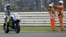 Valentino Rossi menyapa penggemarnya setelah finis kelima di MotoGP San Marino di Sirkuit Misano, Minggu (13/9/2015). (Reuters/Max Rossi)