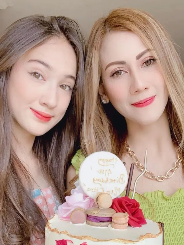 Potret kehangatan Laura Moane bersama sang ibu tercinta (Instagram/ citra.kristinna80)