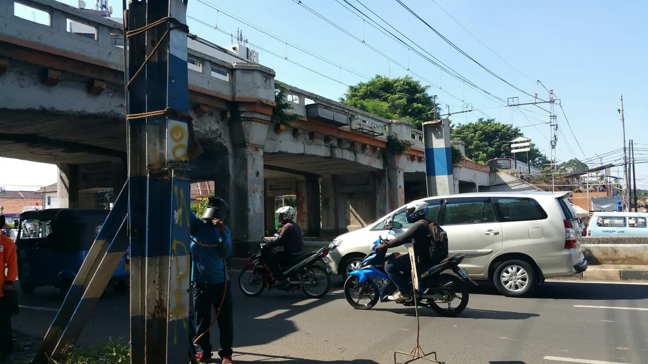 Pembatas Ketinggian Kendaraan kolong rel Jalan Matraman
