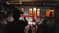 Evakuasi Korban Kecelakaan Kereta di Stasiun Bekasi Timur Masih Berlanjut