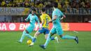Pemain Barcelona, Alejandro Balde, berusaha melewati pemain Las Palmas, Alberto Moleiro, pada laga La Liga 2023/2024 jornada 19 di Estadio de Gran Canaria, Jumat (5/1/2024). (AFP/Desiree Martin)