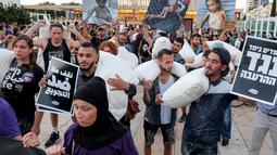 Mereka berunjuk rasa mengecam kekurangan pangan yang sedang berlangsung dan pengungsian paksa warga Palestina di Jalur Gaza. (Jack GUEZ/AFP)