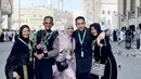 Saat umrah ia tampil serba pink dengan gamis dan kerudungnya. Dipadukan sandal putihnya.Credit: Instagram (@jenitajanet)