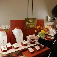Koleksi perhiasan terbaru SKK Jewels, 'She Deserves the World',  merayakan keberanian dan pencapaian perempuan Indonesia melalui desain modern dan material berkelanjutan. (SKK Jewels)