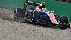 Pebalap Manor Racing asal Indonesia, Rio Haryanto, mengalami insiden saat menjalani sesi latihan bebas pertama F1 GP Australia, Jumat (18/3/2016). Rio sempat masuk ke gravel sepuluh menit sebelum sesi latihan berakhir. (AFP/Paul Crock)