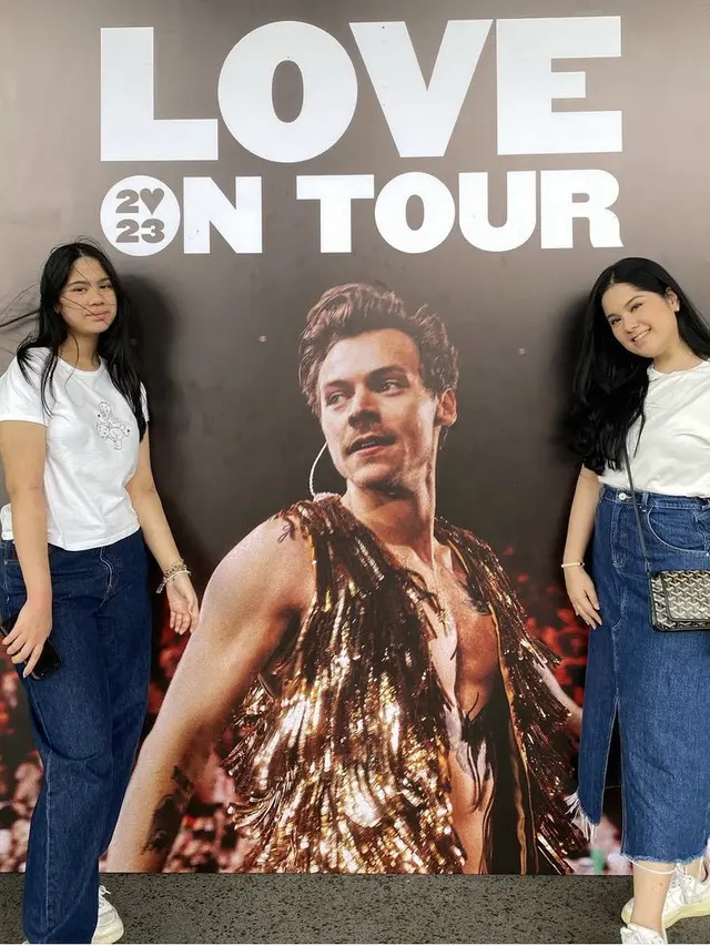 Gaya Annisa Pohan dan Sang Putri saat nonton konser Harry Styles di Singapura, credit: Instagram  (@annisayudhoyono)