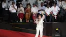 Pedangdut, Inul Daratista saat tampil jelang pidato Visi Indonesia yang akan disampaikan Presiden/Wakil Presiden terpilih 2019-2024, Joko Widodo dan KH Ma’ruf Amin di SICC, Kab Bogor, Jawa Barat, Minggu (14/7/2019). Tiga lagu dinyanyikan menghibur relawan pendukung. (Liputan6.com/Helmi Fithriansyah)