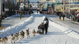 Juara bertahan, Joar Lefseth Ulsom dan gerombolan anjingnya mengikuti perlombaan kereta luncur anjing Trail Iditarod di Anchorage, Alaska, 2 Maret 2019. Sekitar 52 penggembala akan memulai balapan selama delapan hingga 9 hari. (AP/Michael Dinneen)
