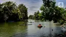 Warga bermain kano di Setu Tujuh Muara, Pamulang, Tangerang Selatan, Banten, Kamis (3/3/20222). Dengan harga sewa per perahu Rp 30 - Rp 50 ribu, pengunung dapat berkeliling pulau yang berada di Setu Tujuh Muara. (merdeka.com/Arie Basuki)