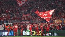 Di pertandingan lainnya, Bayern Munchen sukses melangkah ke semifinal Liga Champions 2025/2026 usai menyingkirkan Real Madrid lewat kemenangan 4-3 dalam duel di Allianz Arena, Kamis (16/4/2026) dini hari WIB. Tampak dalam foto, para pemain FC Bayern Munchen merayakan kemenangan bersama para penggemar setelah memenangkan pertandingan leg kedua perempat final Liga Champions 2025/2026 melawan Real Madrid di Allianz Arena, Jerman Selatan, pada Rabu 15 April 2026 waktu setempat atau Kamis (16/4/2026) dini hari WIB. (Karl-Josef HILDENBRAND/AFP)