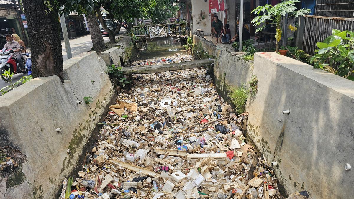 Bukan Cuma Air, Ini Isi Sungai di Depok ketika Musim Hujan