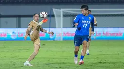 Pemain Dewa United, Alexis Messidoro, mengontrol bola saat melawan Tainan City FC pada matchday kedua Grup E AFC Challenge League 2025/2026 di Stadion Indomilk Arena, Rabu (29/10/2025) malam WIB. (Bola.com/M Iqbal Ichsan)