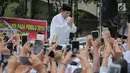 Capres nomor urut 02 Prabowo Subianto menyapa pendukungnya di kediamannya di Jalan Kertanegara, Kebayoran Baru, Jakarta, Jumat (19/4). Usai melaksanakan Salat Jumat, Prabowo disambut ribuan pendukungnya yang telah menunggu di Kartanegara dari pagi. (Liputan6.com/Faizal Fanani)