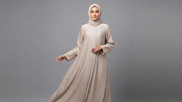 Abaya Pleats Mewah dengan Sentuhan Gold