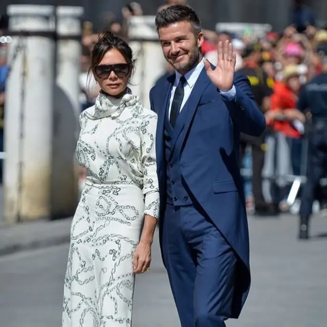 Gaya Kembar Victoria Beckham dan Meghan Markle dengan Gaun Putih Bermotif, Lebih Cantik Siapa?