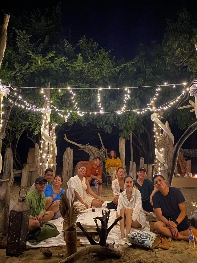 6 Momen Shalom Razade Rayakan Ultah Bareng Kekasih, Mesra di Pantai