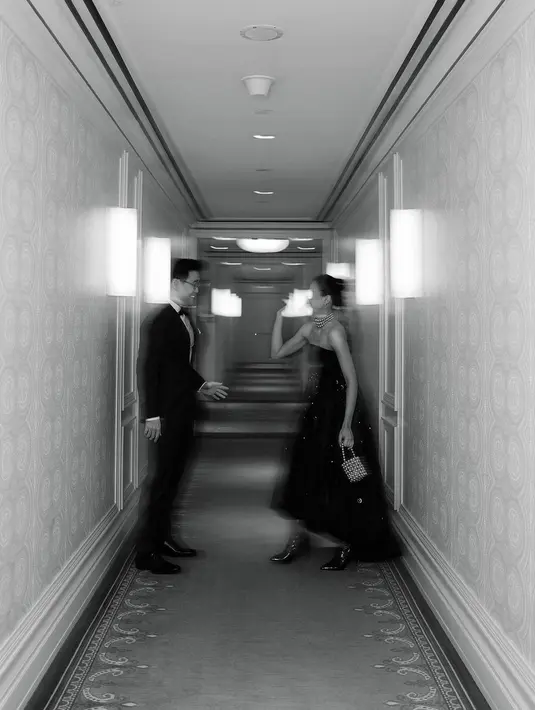 Rambutnya pun ditata sleek look. Ditarik ke belakang dengan gaya high ponytail, lalu dikepang. [Foto: Instagram/maudyayunda]