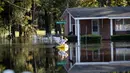 Parker Uzzell mendayung kano untuk melintasi banjir yang merendam wilayah Lumberton di Carolina Utara, Amerika Serikat, 12 Oktober 2016. Banjir akibat badai Matthew tersebut merendam kota berpenduduk 21.000 orang itu. (REUTERS/Randall Hill)