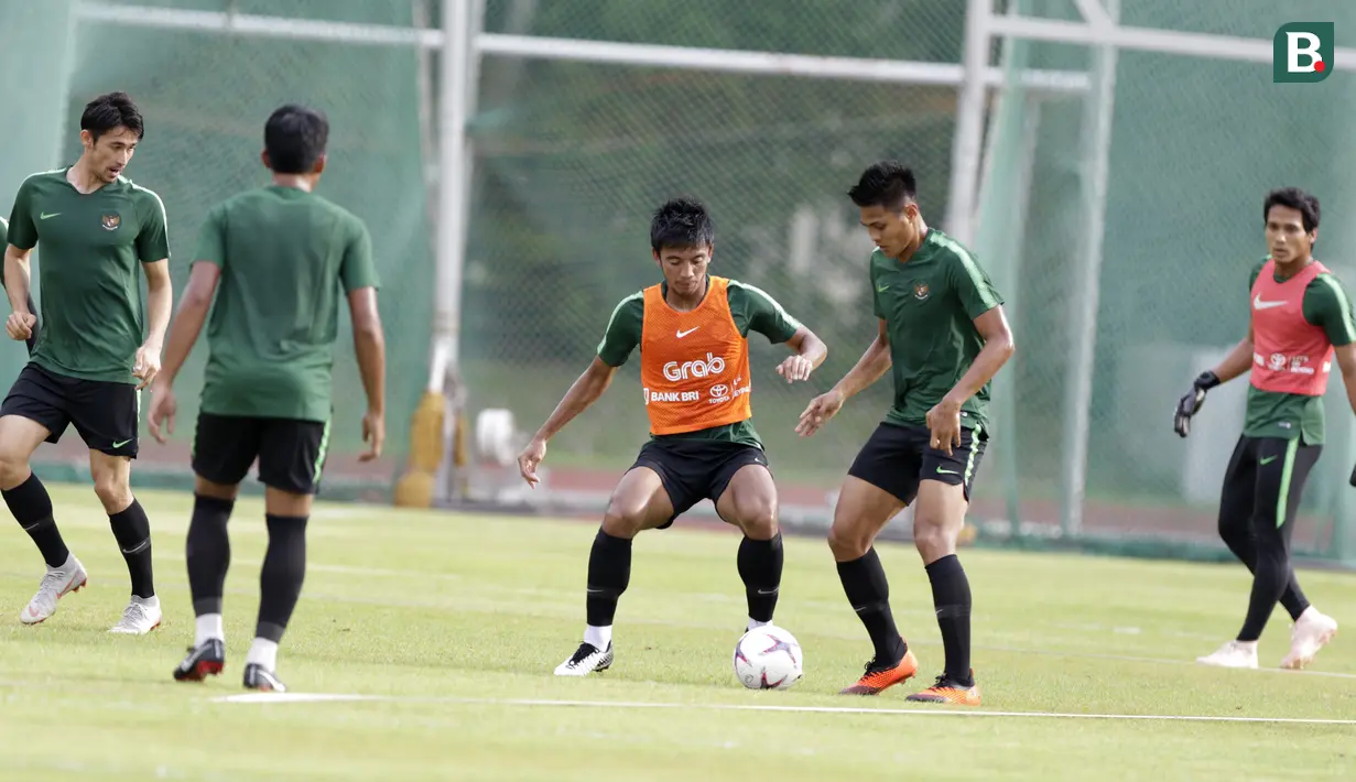 Pemain Timnas Indonesia, Bayu Pradana berebut bola dengan Fachrudin Aryanto saat sesi latihan di Stadion Bishan, Singapura, Rabu (7/11). Latihan Timnas ini merupakan persiapan jelang laga melawan Singapura pada Piala AFF 2018. (Bola.com/M Iqbal Ichsan)