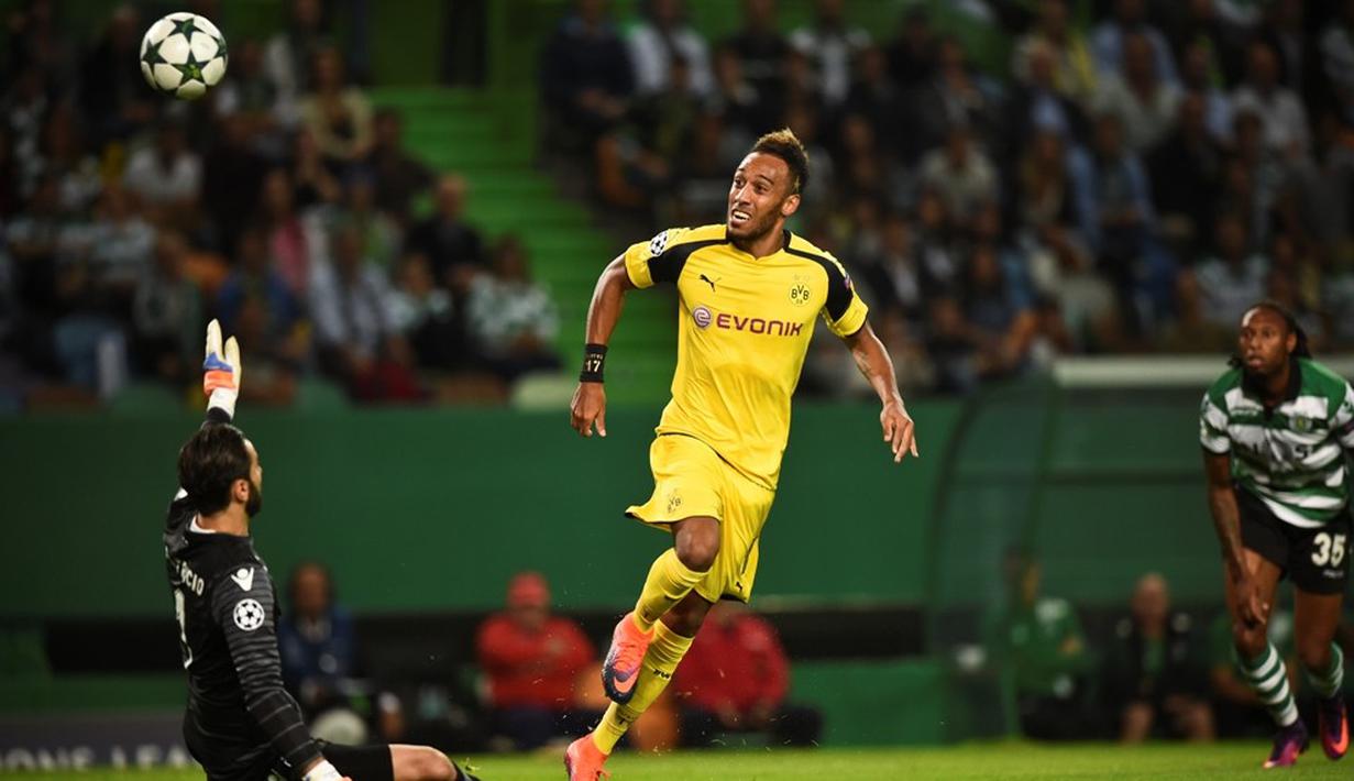 Pierre-Emerick Aubameyang saat mencetak gol pertama Borussia Dortmund ke gawang Sporting CP dalam laga Grup F Liga Champions di Stadion Jose Alvalade, Lisbon, Rabu (19/10/2016) dini hari WIB. (AFP/Patricia De Melo Moreira)