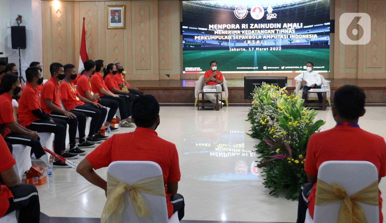 Menpora Zainudin Amali (atas kanan) menghadiri pertemuan dengan pemain Timnas Sepak Bola Amputasi Indonesia di Gedung Kemenpora, Jakarta, Kamis (17/3/2022). Pemerintah juga akan menyiapkan akomodasi selama di Turki, serta kebutuhan ahli nutrisi untuk para pemain. (Liputan6.com/Herman Zakharia)