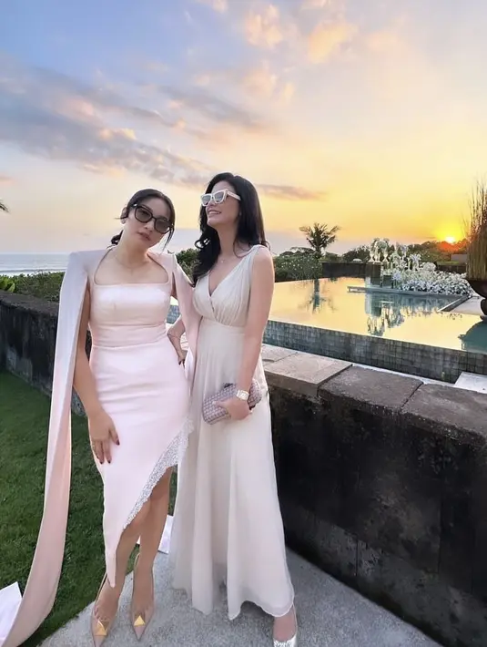 <p>Hesti Purwadinata tampil mengenakan dress bodycon asimetris warna pink dengan variasi capenya. @medinadinaaa</p>