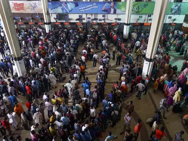 Warga mengantre untuk membeli tiket menjelang Hari Raya Idul Adha di sebuah stasiun kereta api di Dhaka (2/8/2019). Muslim di seluruh dunia bersiap merayakan Idul Adha yang menandai berakhirnya ziarah haji ke Mekah. (AFP Photo/Munir Uz Zaman)