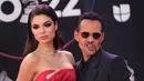 Marc Anthony bersama tunangannya model Paraguay Nadia Ferreira berpose saat tiba menghadiri penghargaan Grammy Latin ke-23 di Michelob Ultra Arena Mandalay Bay di Las Vegas, Nevada, pada 17 November 2022. Ferreira memukau penonton dalam gaun satin merah strapless yang terinspirasi Jessica Rabbit yang memeluk pinggang mungil dan pinggulnya yang indah. (AFP/Chris Delmas)