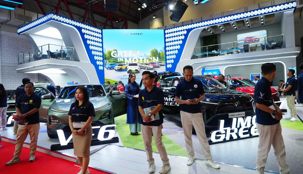 Para staf berdiri di dekat kendaraan listrik dari produsen mobil Vietnam VinFast selama Pameran Otomotif Internasional Indonesia di Jakarta, Sabtu 7 Februari 2026. (AP Photo/Tatan Syuflana)
