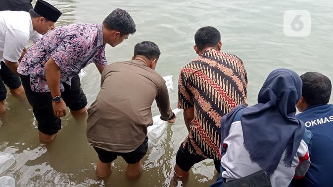 <p>BPBL Batam bersama Kelompok Masyrakat Pengawas (Pokmaswas) laut Biru kecamatan Nongsa,Batam melepasliarkan ribuan Ikan Nemo di Pantai Sekilak, kampung Melayu. Foto: liputan6.com/ajang nurdin </p>