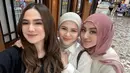 Meski tak ikut kumpul, namun Dinda Hauw dan Melody Laksani diketahui menyukai postingan Kesha Ratuliu ini. Bukan kali pertama, Geng Mamayu juga pernah tidak kumpul full team ketika hadiri acara gala premiere film terbaru Syifa Hadju yang berjudul Bismillah Kunikahi Suamimu pada tahun 2023 lalu. Geng Mamayu memang selalu saling dukung satu sama lainnya. (Liputan6.com/IG/@kesharatuliu05)