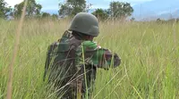 Personel TNI yang tergabung dalam Satgas Tinombala tengah berpatroli di pegunungan Poso guna mengejar Kelompok MIT. (Foto: Liputan6.com/ Heri Susanto).