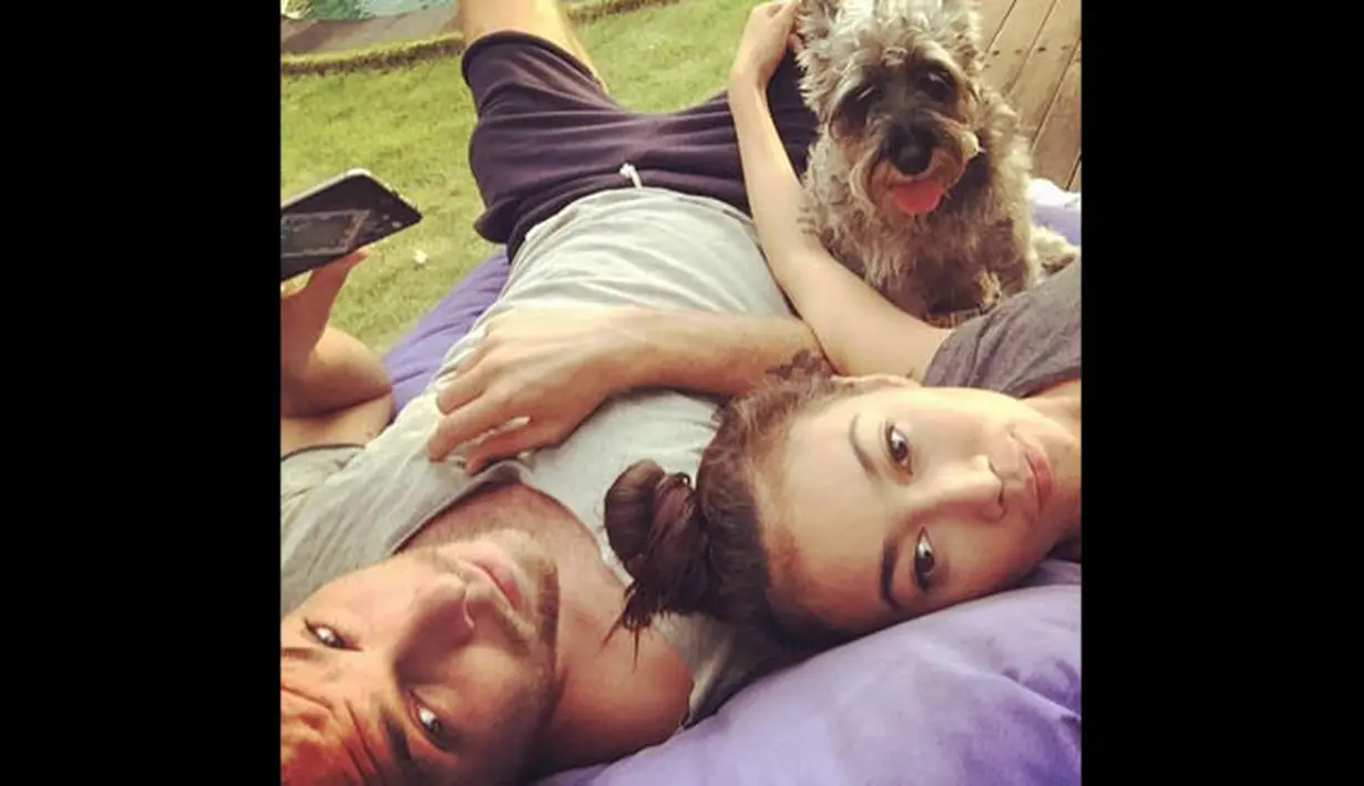 Pada salah satu foto, Ratu Felisha dan Milder terlihat asyik bermain dengan anjing kesayangan mereka. (instagram.com/ratufelisha)
