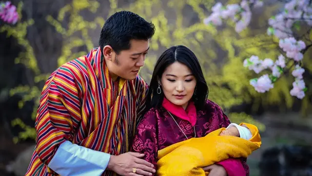 Momen Raja Jigme Khesar Namgyel Wangchuck & Ratu Jetsun Pema bersama pangeran Gyensey (AFP)