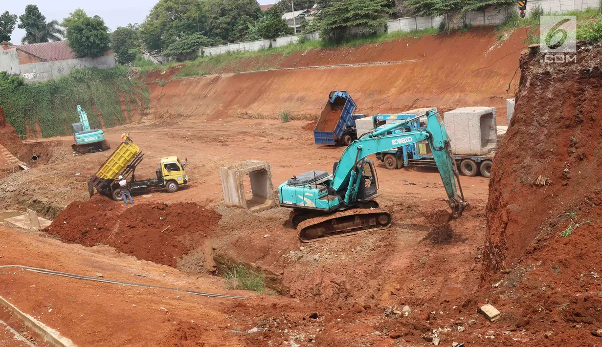Alat berat mengeksekusi lahan yang terkena proyek Jalan Tol Cijago di Baktijaya, Sukmajaya, Depok, Jawa Barat, Selasa (11/12). Sebanyak 10 rumah yang dieksekusi terdapat di Kelurahan Bakti Jaya dan 20 rumah di Kukusan. (Liputan6.com/Immanuel Antonius)