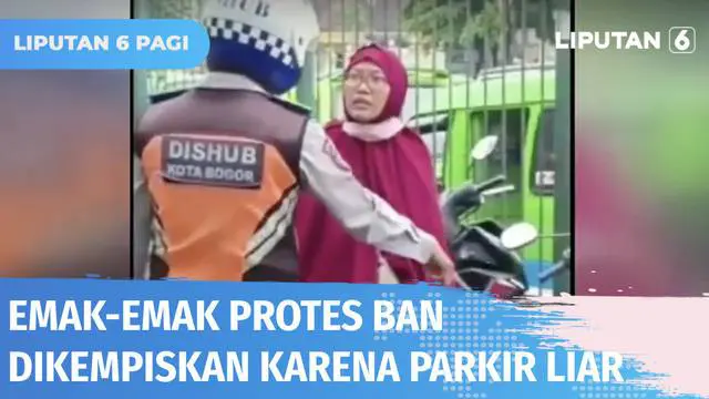 Seorang wanita memprotes tindakan Petugas Dishub setelah ban sepeda motornya dikempiskan akibat parkir liar di trotoar Alun-alun Bogor. Meski diprotes, petugas tetap tegas menindak.